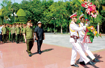 អ្នកមើលថែឈាបនដ្ឋានយកអស់ពីចិត្តពីថ្លើមដើម្បីយុទ្ធមិត្ត